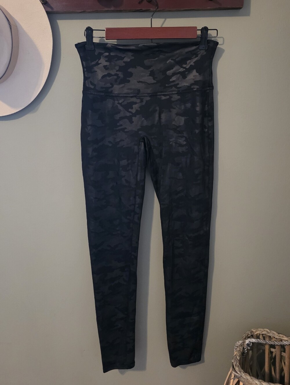 Spanx Black Camo Leggings Size L Athleisure Activewear Casual Loungewear Travel